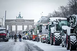 Einige Hundert Bauern mit ihren Traktoren und anderen Fahrzeugen demonstrieren auf der Stra&szlig;e des 17. Juni. - &copy; Kay Nietfeld/dpa