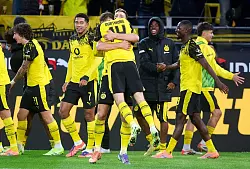 Der Matchwinner muss einstecken: Maximilian Beier wird geherzt von seinen Mitspielern. - &copy; Bernd Thissen/dpa