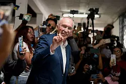 Edmond Mulet, Pr&auml;sidentschaftskandidat der Partei Cabal, zeigt nach der Stimmabgabe seinen eingef&auml;rbten Finger. - &copy; Wilder Lopez/AP/dpa