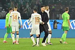 Leverkusens Trainer Xabi Alonso nach dem 0:0 in Wolfsburg. - © Swen Pförtner/dpa