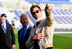 Tom Brady will mit dem Fußballclub Birmingham City hoch hinaus - © Nick Potts/PA/AP/dpa