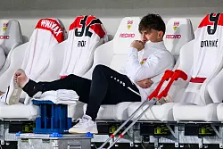 Der Stuttgarter Angelo Stiller musste im Spiel gegen Augsburg verletzt ausgewechselt werden. - © Tom Weller/dpa