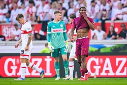 Gegen den VfB Stuttgart war für Augsburgs Essende vorzeitig Schluss. - © Tom Weller/dpa