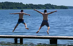 Ferienzeit f&uuml;r alle Kinder in Deutschland &ndash; doch f&uuml;r einige Sch&uuml;ler geht das B&uuml;ffeln bald wieder los. (Archivbild) - &copy; Patrick Pleul/dpa