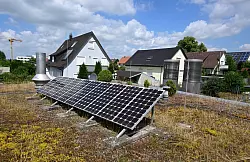 F&uuml;r Besitzer von Solarangaben gibt es turnusm&auml;&szlig;ig Einbu&szlig;en bei der Einspeiseverg&uuml;tung. (Archivbild) - &copy; Bernd Wei&szlig;brod/dpa/dpa-tmn