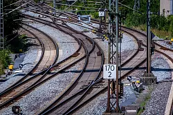 Der Streckenabschnitt zwischen Hamburg und Berlin soll bis April 2026 gesperrt werden. (Archivbild) - &copy; Jens B&uuml;ttner/dpa