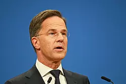 Nato-Generalsekretär Mark Rutte lobte in Brüssel das Vorgehen der USA. - © Anna Ross/dpa