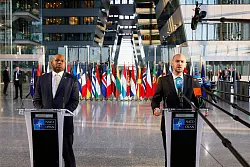 Fordern von Russland einen Kurswechsel: Der britische Außenminister David Lammy (l) und der französische Außenminister Jean-Noel Barrot. - © Geert Vanden Wijngaert/AP/dpa