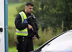 Kontrolliert wird je nach Sicherheitslage. - © Roberto Pfeil/dpa