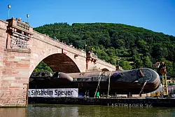 Mit gr&ouml;&szlig;ter Pr&auml;zision wurde das U-Boot durch die niedrigen B&ouml;gen man&ouml;vriert. - &copy; Uwe Anspach/dpa