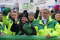 Besch&auml;ftigte verdeutlichen am Verhandlungsort ihre Forderungen. - &copy; Michael Bahlo/dpa