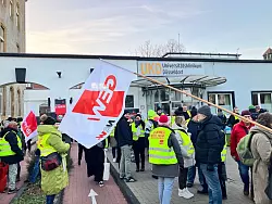 Mit Warnstreiks will Verdi in den Tarifverhandlungen des &ouml;ffentlichen Dienstes der L&auml;nder Druck machen. - &copy; Volker Danisch/dpa