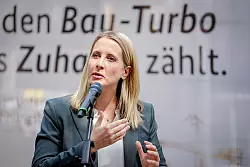 Bundesbauministerin Verena Hubertz will den Neubau beschleunigen. (Archivbild) - © Kay Nietfeld/dpa