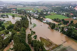 Ein mit einer Drohne aufgenommenes Luftbild zeigt eine &uuml;berschwemmte Stra&szlig;e nach starkem Regen im S&uuml;dwesten Polens. - &copy; Maciej Kulczynski/PAP/dpa