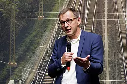 InfraGo-Vorstand Philipp Nagl erwartet, dass der Zugverkehr bei gleichbleibenden Investitionen in wenigen Jahren merklich besser wird. (Archivbild) - © Carsten Koall/dpa