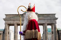 Der niederl&auml;ndische Sinterklaas reist traditionell mit dem Dampfschiff an. (Archivbild) - &copy; Christoph Soeder/dpa