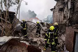 Bei den russischen Luftschlägen gegen die Ukraine gab es erneut viele Tote und Verletzte. - © Evgeniy Maloletka/AP/dpa