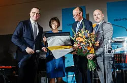 Auch Ehefrau Charlotte Merz kam zum Geburtstagsempfang. - &copy; Tobias Koch/CDU/CSU-Fraktion im Deutschen Bundestag/dpa