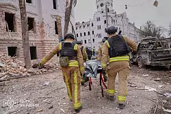 Bei dem Raketenangriff wurden mehr als 30 Menschen getötet und Dutzende verletzt. - © Uncredited/Ukrainian Emergency Service/AP/dpa