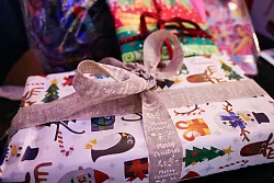 Weihnachten kann schnell teuer werden, wenn Käufer und Käuferinnen sich nicht vorher über mögliche Gebühren und Steuern informieren. (Symbolbild) - © Christian Charisius/dpa