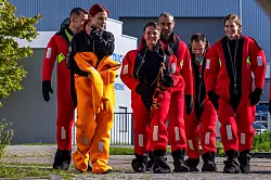 Es ist bereits das dritte Mal, dass Astronauten in Rostock das &Uuml;berleben auf See trainieren. - &copy; Jens B&uuml;ttner/dpa