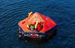 Beim &Uuml;berleben auf See kommt es auf Teamarbeit an - auch f&uuml;r angehende Astronauten. - &copy; Jens B&uuml;ttner/dpa