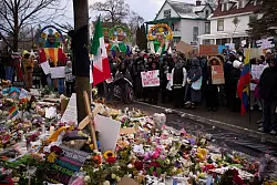 Demonstranten gedenken der erschossenen Renee Good. - &copy; John Locher/AP/dpa