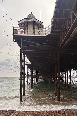 Auf rostigen Pfeilern steht die noch intakte Seebrücke in Brighton - der Brighton Pier. Eine andere Seebrücke, der West Pier, ist 2003 abgebrannt. Die Ruine kann man noch heute sehen. - © Nathalie Helene Rippich/dpa-tmn