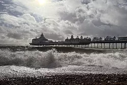 Trotz stürmischer Böen wärmt die Sonne über dem Eastbourne Pier auch im Oktober - Sonnencreme nicht vergessen! - © Nathalie Helene Rippich/dpa-tmn