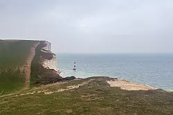 Der höchste Kreidefelsen Großbritanniens: Beachy Head lockt Touristen an, der rot-weiße Leuchtturm im Wasser ist ein beliebtes Fotomotiv. - © Nathalie Helene Rippich/dpa-tmn