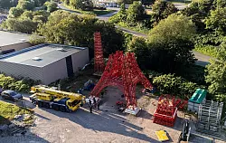 Das Oberteil und das untere Element des Eiffelturm-Nachbaus wurden mit einem Kran aufeinandergesetzt. - &copy; Hannes P. Albert/dpa