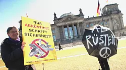 In Deutschland wird immer wieder gegen Atomwaffen demonstriert. (Archivbild) - © Wolfgang Kumm/dpa