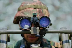 Der zuletzt wieder aufgeflammte Konflikt zwischen Indien und Pakistan hat Sorgen vor dem Einsatz von Atomwaffen geschürt. (Archivbild) - © Channi Anand/AP/dpa