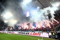 Aufgeheizte Atmosphäre: Die KSC-Fans brannten reichlich Pyrotechnik ab. - © Uli Deck/dpa