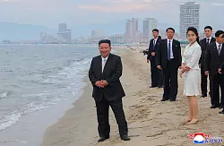 Machthaber Kim Jong Un weiht eine neue Touristenanlage an der nordkoreanischen Ostküste ein. - © ---/KCNA via YNA/dpa