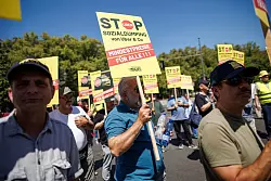 Das Taxi-Gewerbe steckt seit Jahren in der Krise. - © Carsten Koall/dpa