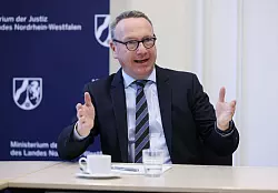 Trotz Richter-Aff&auml;re h&auml;lt Nordrhein-Westfalens Justizminister Benjamin Limbach (Gr&uuml;ne) an seinem Amt fest. - &copy; David Young/dpa