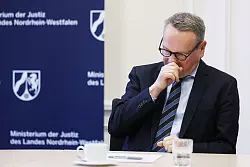 In der Aff&auml;re um die Besetzung eines hohen Richterpostens wehrt sich Nordrhein-Westfalens Justizminister Benjamin Limbach gegen Vorw&uuml;rfe, er habe eine Bekannte bevorzugt. - &copy; David Young/dpa