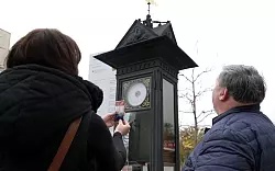 Die historische Annoncenuhr ist eine Sehensw&uuml;rdigkeit der Stadt Werdau. Als Schaumzucker-Nachbildung sorgt sie weit &uuml;ber die Stadtgrenzen hinaus f&uuml;r Belustigung. - &copy; Mike M&uuml;ller/dpa