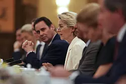 Ursula von der Leyen sprach davon, das chinesisch-europ&auml;ische Verh&auml;ltnis wieder auszugleichen. - &copy; Andres Martinez Casares/EPA Pool/AP/dpa