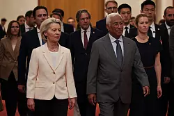 Ursula von der Leyen und Ant&oacute;nio Costa sprachen in Peking mit Chinas Staatsf&uuml;hrung. - &copy; Andres Martinez Casares/Pool EPA/dpa