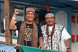 Vieler indigene Vertreter tragen traditionelle Gew&auml;nder und Kopfschmuck. - &copy; Larissa Schwedes/dpa