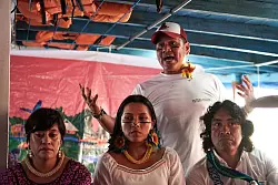Leo Cerda gibt mit anderen Aktivistinnen und Aktivisten zum Auftakt der COP30 eine Pressekonferenz an Bord des Schiffes. - &copy; Larissa Schwedes/dpa