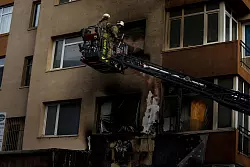 Feuerwehrleute an der Ungl&uuml;cksstelle. - &copy; Khalil Hamra/AP/dpa