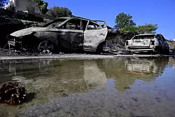 Ausgebrannte Autos in dem Dorf südöstlich von Athen. - © Michael Varaklas/AP/dpa