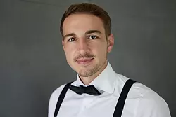 Leon Sandhowe hat zwei Videoformate - eines davon ist an das Prinzip von Caleb Simpson angelehnt. - © Joerg Carstensen/dpa