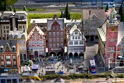 Für manches muss man sehr genau hinschauen: Die Miniaturwelten bestechen durch liebevolle Detailarbeit - © Dieter Menne/dpa