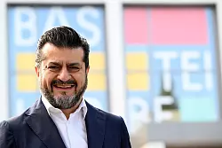 Soheil Dastyari, Vorstandsvorsitzender des Verlages Bastei Lübbe, steht vor der Unternehmenszentrale. - © Federico Gambarini/dpa