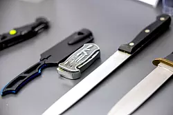 Das Paket sieht strengere Regeln f&uuml;r das Tragen von Messer in der &Ouml;ffentlichkeit vor. (Archivbild) - &copy; Thomas Banneyer/dpa