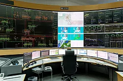 Der &Uuml;bertragungsnetzbetreiber Amprion &uuml;berwacht in seiner sogenannten Hauptschaltleitung die Netzstabilit&auml;t in Mitteleuropa. (Archivbild) - &copy; Henning Kaiser/dpa